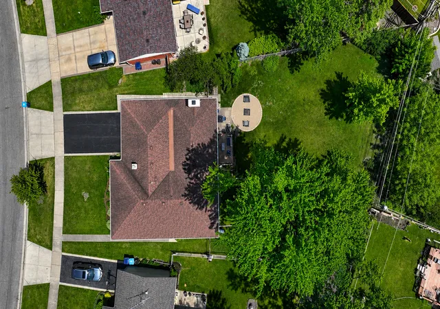 3rd image of 301 Lance Dr, Des Plaines, IL 60016 | MLS# 12732406
