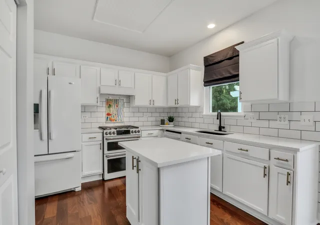 Photo 4 of Single family home for sale at 93 Old Farm Ct, Lindenhurst, IL 60046 | MLS# 12732436 | Listing updated on 2026-10-02