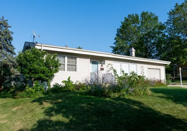 2nd image of 928 Woodland Dr, Rockford, IL 61108 | MLS# 12732463