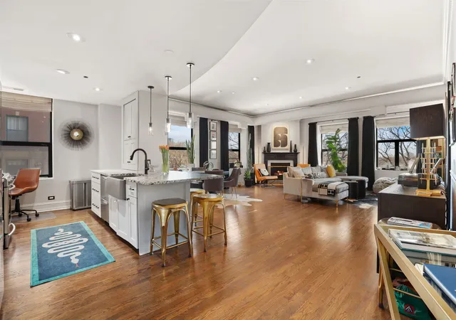2nd image of 910 S Michigan Ave, Chicago, IL 60605