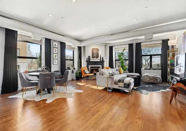 3rd image of 910 S Michigan Ave, Chicago, IL 60605