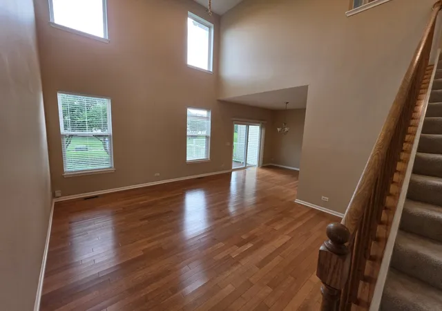 3rd image of 978 Oak Ridge Blvd, Elgin, IL 60120 | MLS# 12732474