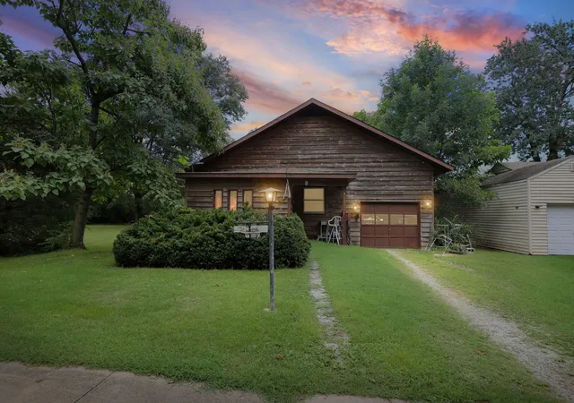 Photo 1 of Single family home for sale at 811 S Lincoln Blvd, Centralia, IL 62801 | MLS# 12732535 | Listing updated on 2026-09-04