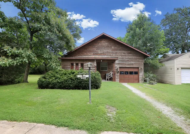 Photo 2 of Single family home for sale at 811 S Lincoln Blvd, Centralia, IL 62801 | MLS# 12732535 | Listing updated on 2026-09-04