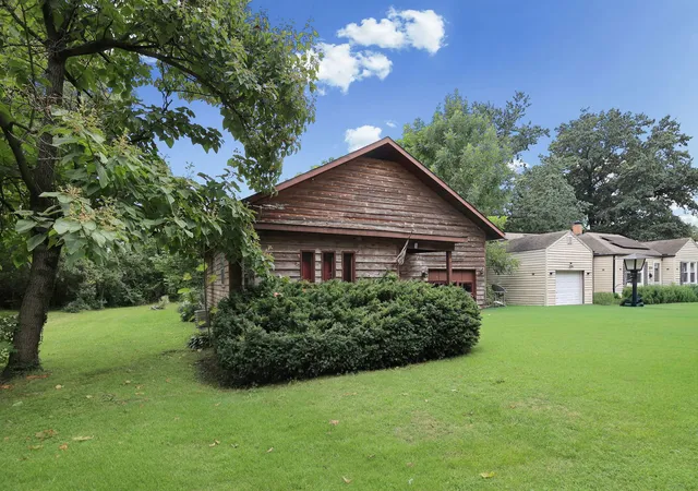 Photo 3 of Single family home for sale at 811 S Lincoln Blvd, Centralia, IL 62801 | MLS# 12732535 | Listing updated on 2026-09-04