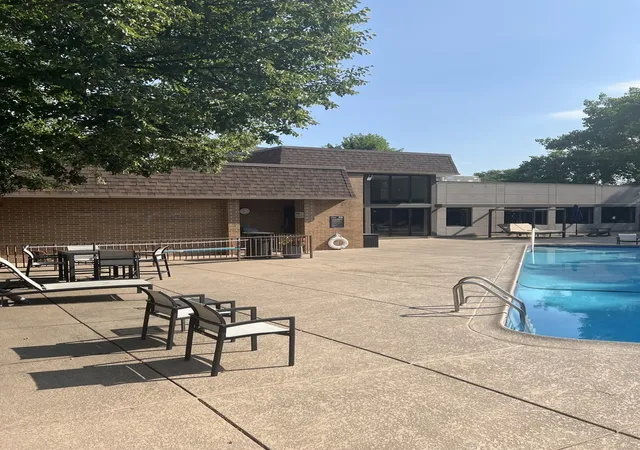 2nd image of 2000 Chestnut Ave, Glenview, IL 60025