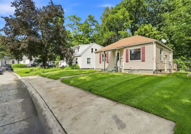 Photo 1 of Single family home for sale at 9 Blackhawk Hills Dr, Rock Island, IL 61201 | MLS# 12732567 | Listing updated on 2026-09-23