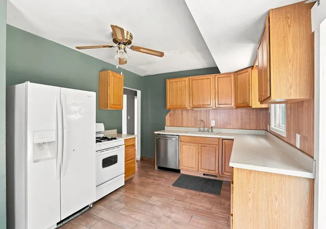 Photo 4 of Single family home for sale at 9 Blackhawk Hills Dr, Rock Island, IL 61201 | MLS# 12732567 | Listing updated on 2026-09-23