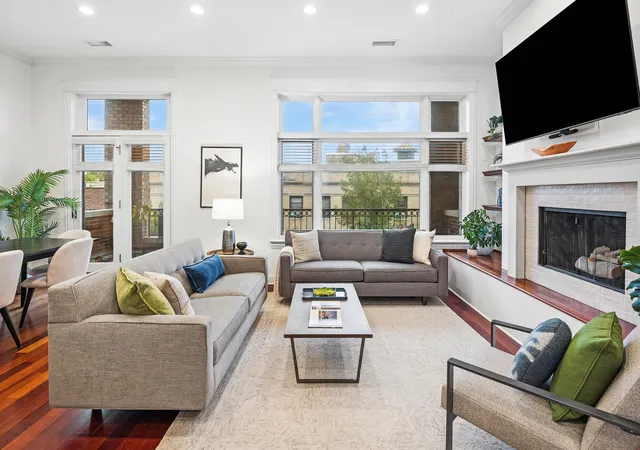 Photo 2 of Sale Pending at 4212 N Lincoln Ave #3N, Chicago, IL 60618 | MLS# 12732585 | Listing updated on 2026-09-08