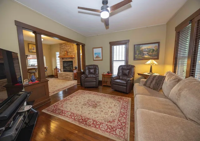 Photo 3 of Single family home for sale at 811 Farragut Pl, Joliet, IL 60435 | MLS# 12732616 | Listing updated on 2026-08-20