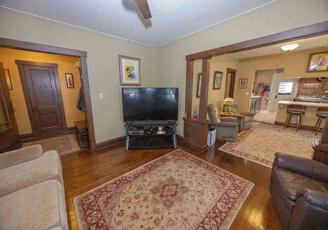 Photo 4 of Single family home for sale at 811 Farragut Pl, Joliet, IL 60435 | MLS# 12732616 | Listing updated on 2026-08-20