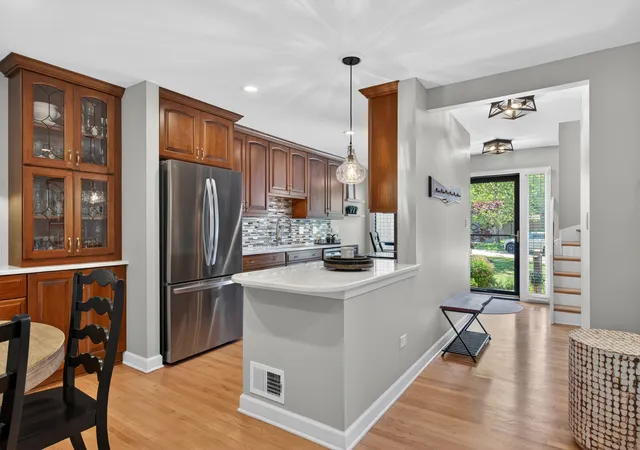 2nd image of 330 Mallard Pt, Lake Barrington, IL 60010 | MLS# 12732619