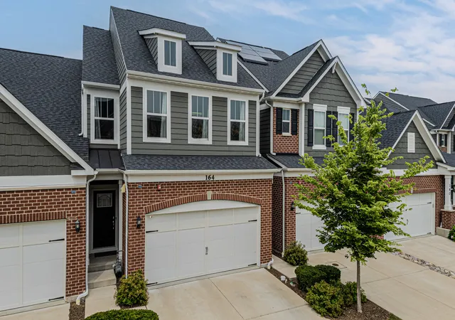 Photo 2 of Townhouse for sale at 164 Roslyn Pl, Bloomingdale, IL 60108 | MLS# 12732626 | Listing updated on 2026-08-21