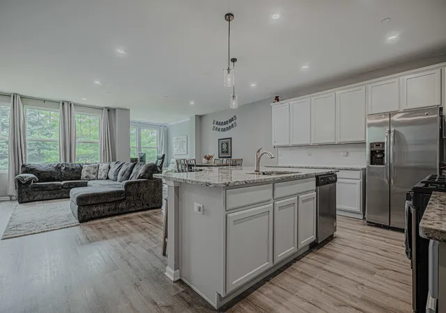 Photo 2 of Townhouse for sale at 164 Roslyn Pl, Bloomingdale, IL 60108 | MLS# 12732626 | Listing updated on 2026-08-21