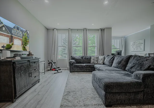 Photo 3 of Townhouse for sale at 164 Roslyn Pl, Bloomingdale, IL 60108 | MLS# 12732626 | Listing updated on 2026-08-21