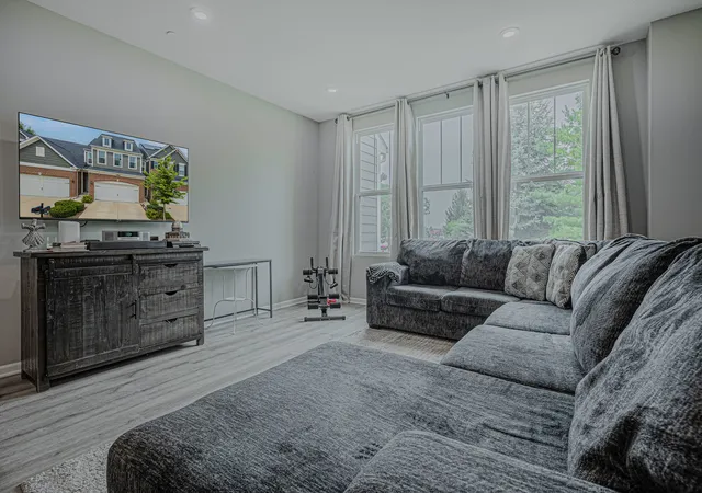 Photo 4 of Townhouse for sale at 164 Roslyn Pl, Bloomingdale, IL 60108 | MLS# 12732626 | Listing updated on 2026-08-21