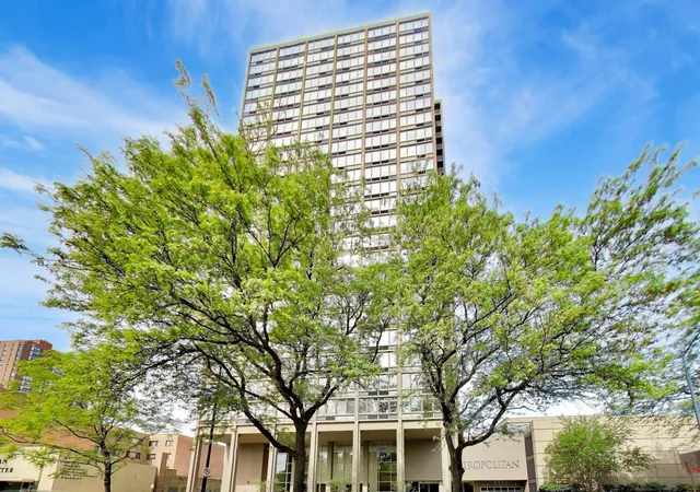 2nd image of 5320 N Sheridan Rd, Chicago, IL 60640