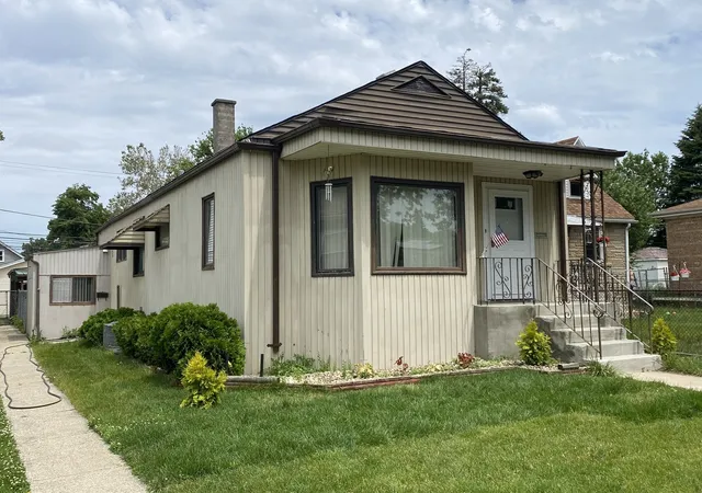 Single family home for sale at 2734 W 98th Place, Evergreen Park, IL 60805 | MLS# 12732684