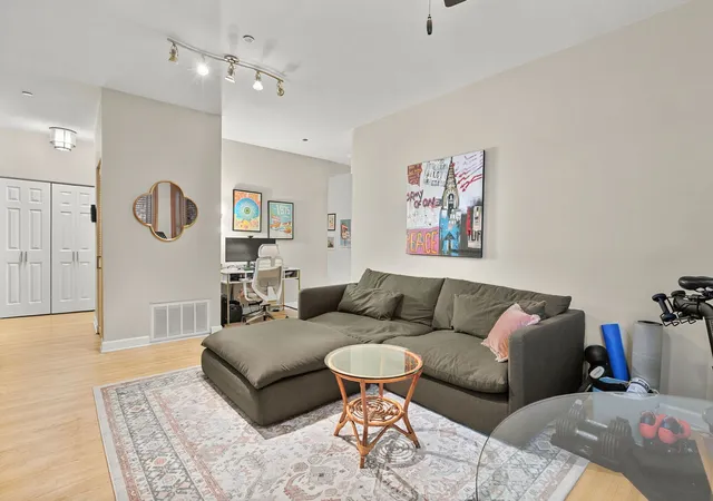 Photo 3 of Condo for sale at 550 W Surf St #302, Chicago, IL 60657 | MLS# 12732721 | Listing updated on 2026-08-25