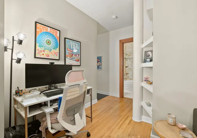 Photo 4 of Condo for sale at 550 W Surf St #302, Chicago, IL 60657 | MLS# 12732721 | Listing updated on 2026-08-25