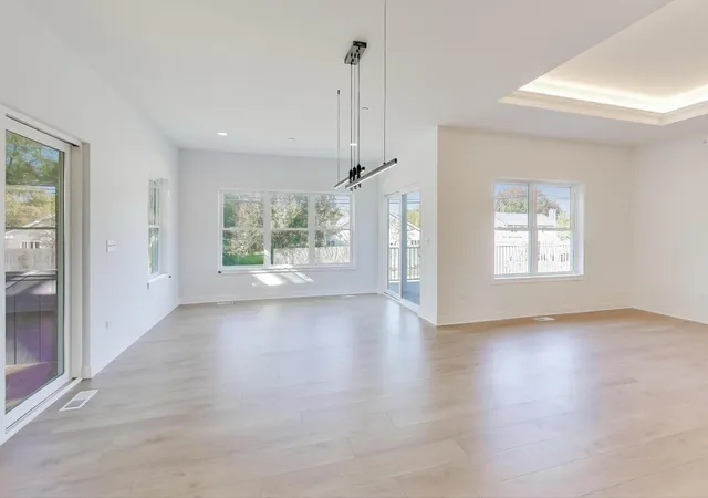 Photo 5 of Townhouse for sale at 805 W Poplar St, Palatine, IL 60067 | MLS# 12732767 | Listing updated on 2026-08-19