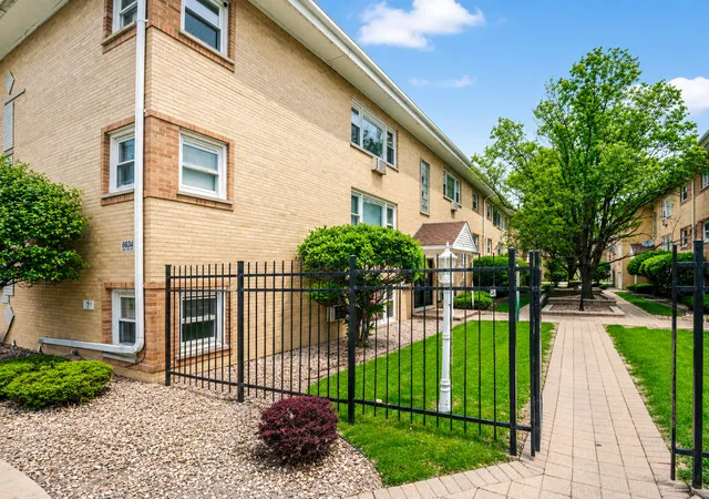 Photo 2 of Condo for sale at 6634 W 95th Street #1D, Oak Lawn, IL 60453 | MLS# 12732777 | Listing updated on 2026-08-20