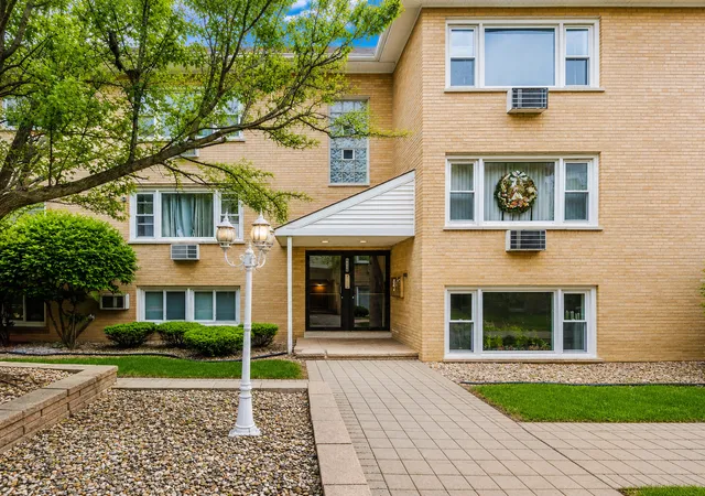 Listing Photo 3 - Condo for sale in building located at 6634 W 95Th St, Oak Lawn, IL 60453 - Unit #1D