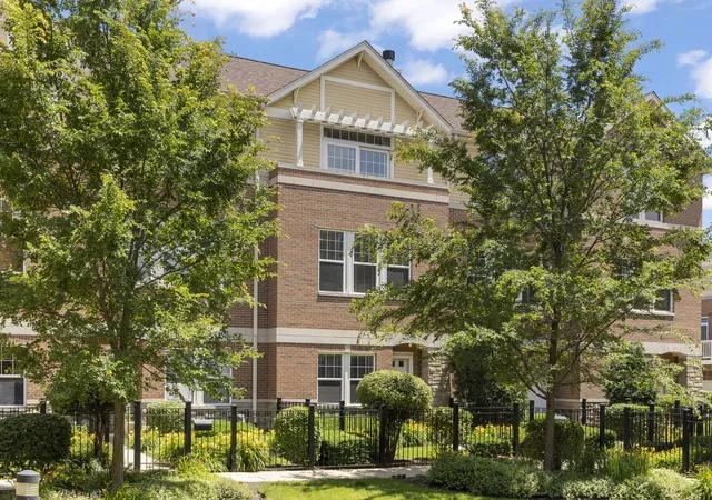 Listing Photo 2 - Condo for sale in building located at 231 N W St, Wheaton, IL 60187 - Unit #0