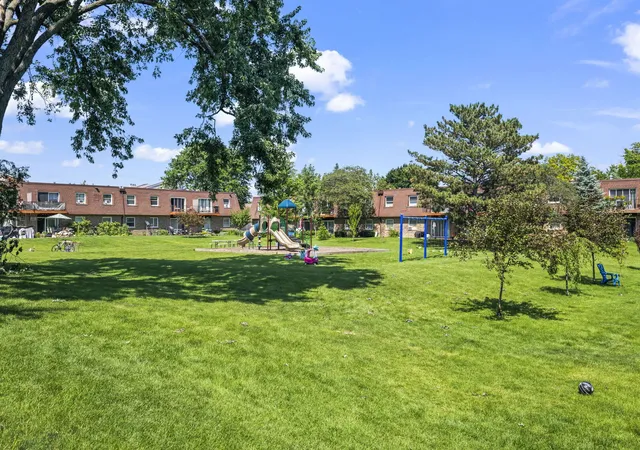 Listing Photo 2 - Condo for sale in building located at 765 Grv Dr, Buffalo Grove, IL 60089 - Unit #103