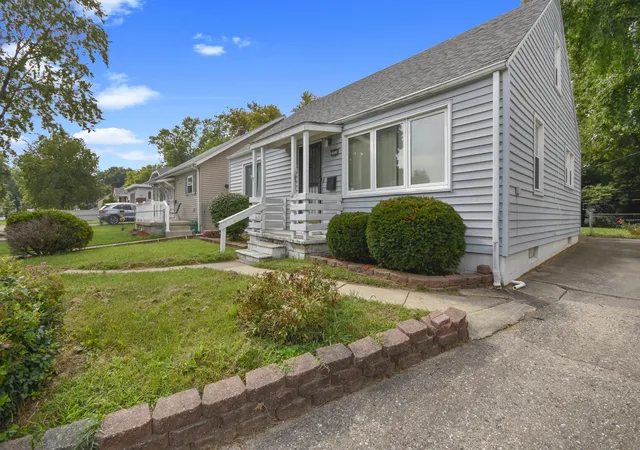 Photo 3 of Single family home for sale at 1016 W King St, Decatur, IL 62522 | MLS# 12732831 | Listing updated on 2026-09-03