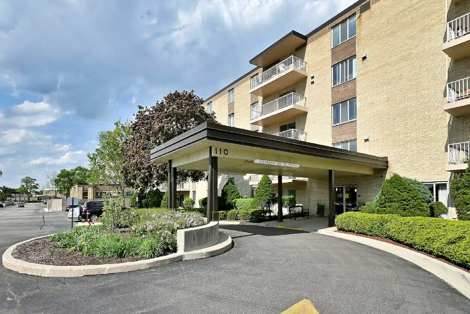Listing Photo 2 - Condo for sale in 110 W Butterfield Rd located at 110 W Butterfield Rd, Elmhurst, IL 60126 - Unit #302S