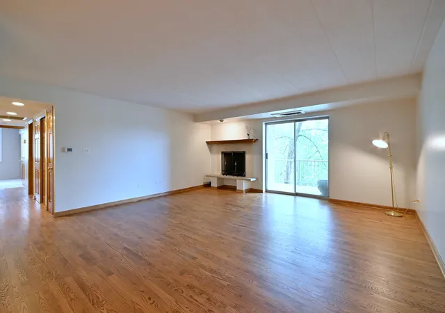 Listing Photo 5 - Condo for sale in building located at 110 W Butterfield Rd, Elmhurst, IL 60126 - Unit #302S
