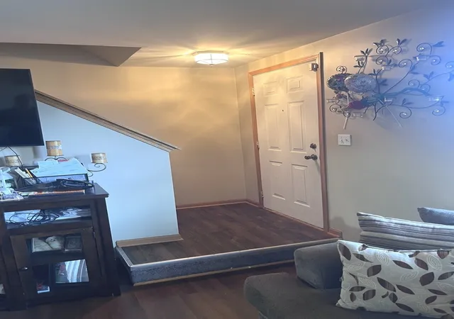 3rd image of 835 Four Seasons Blvd, Aurora, IL 60504