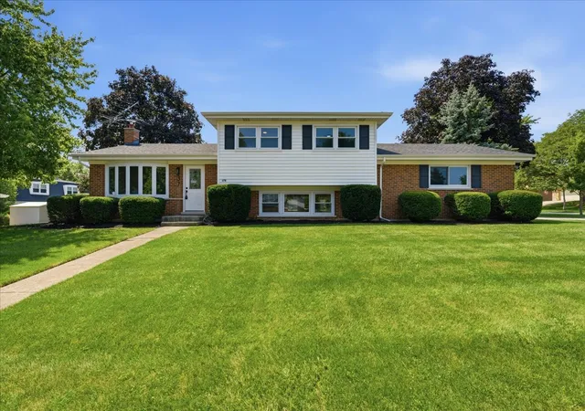 1st image of 37 E Weathersfield Wy, Schaumburg, IL 60193 | MLS# 12733059