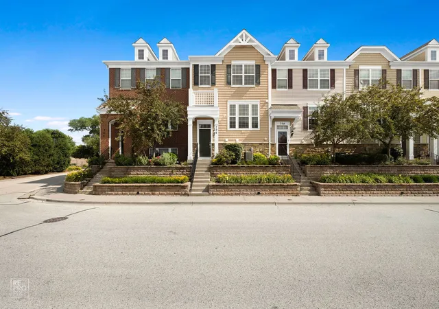 Townhouse for sale at 706 E Wing St, Arlington Heights, IL 60004 | MLS# 12733097