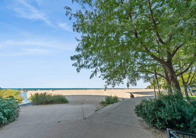 2nd image of 5801 N Sheridan Rd, Chicago, IL 60660
