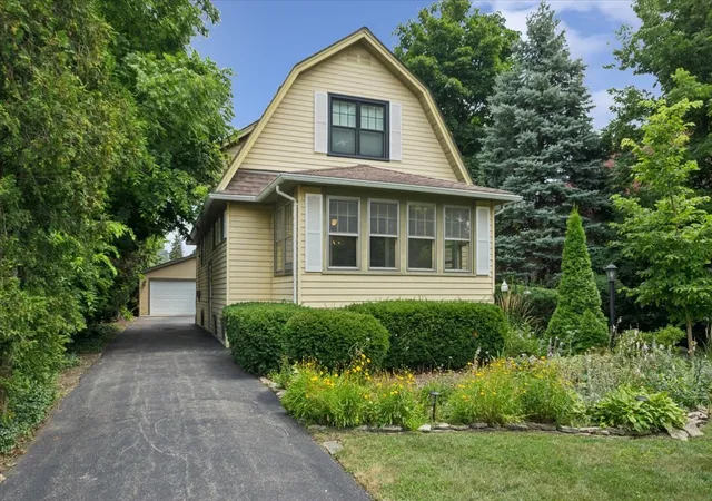 Photo 3 of Single family home for sale at 285 N Larch Ave, Elmhurst, IL 60126 | MLS# 12733180 | Listing updated on 2026-09-01