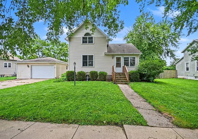 2nd image of 304 N Maple St, Grant Park, IL 60940 | MLS# 12733255