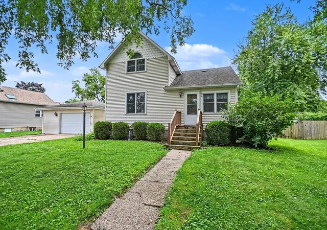 3rd image of 304 N Maple St, Grant Park, IL 60940 | MLS# 12733255