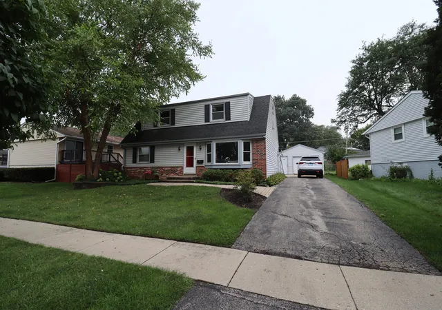 Photo 2 of Single family home for sale at 348 Cherrywood Rd, Buffalo Grove, IL 60089 | MLS# 12733262 | Listing updated on 2026-09-03