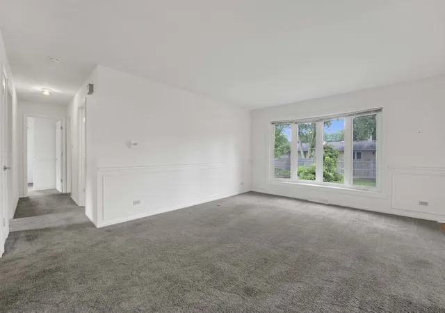 3rd image of 4100 Hudson Dr, Hoffman Estates, IL 60192 | MLS# 12733375