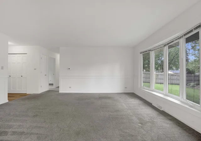 4th image of 4100 Hudson Dr, Hoffman Estates, IL 60192 | MLS# 12733375