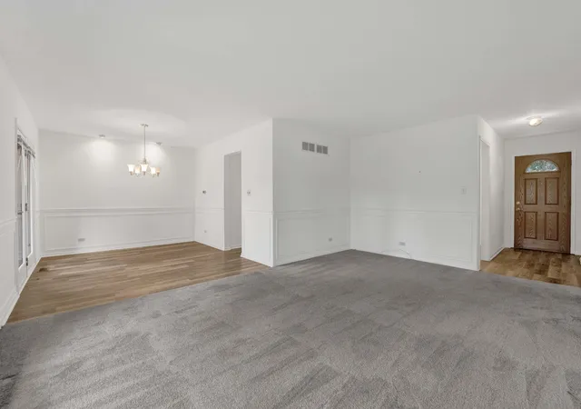 5th image of 4100 Hudson Dr, Hoffman Estates, IL 60192 | MLS# 12733375