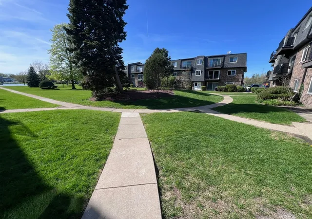 2nd image of 9409 Bay Colony Dr, Des Plaines, IL 60016