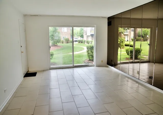 2nd image of 9409 Bay Colony Dr #1E, Des Plaines, IL 60016 | MLS# 12733462