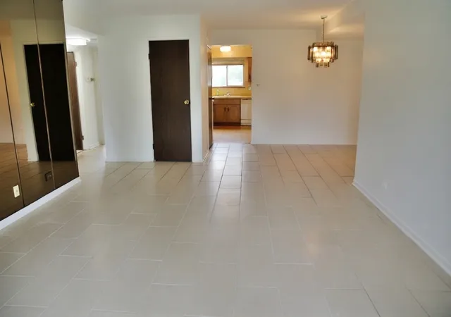 3rd image of 9409 Bay Colony Dr, Des Plaines, IL 60016