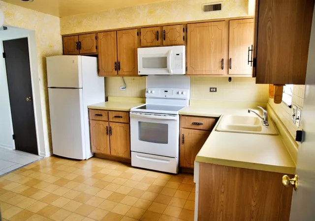 4th image of 9409 Bay Colony Dr, Des Plaines, IL 60016