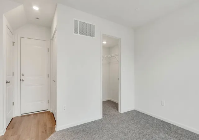 Photo 4 of Sale Pending at 514 Yosemite Way, Mundelein, IL 60060 | MLS# 12733484 | Listing updated on 2026-08-25