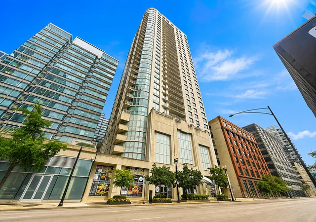 Photo 1 of Sale Pending at 125 S Jefferson St #2409, Chicago, IL 60661 | MLS# 12733542 | Listing updated on 2026-10-03