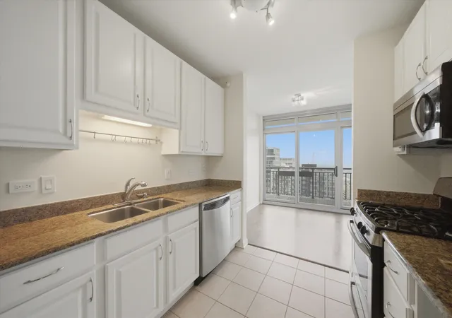 Photo 3 of Sale Pending at 125 S Jefferson St #2409, Chicago, IL 60661 | MLS# 12733542 | Listing updated on 2026-10-03